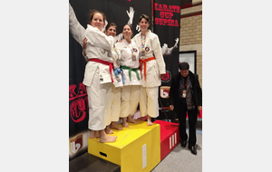 Cyrielle et Astri  montent a sur la 3e place du podium, face a des ceintures noire en Belgique.