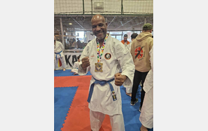 Belle medaille d'or a la world up Cupina.